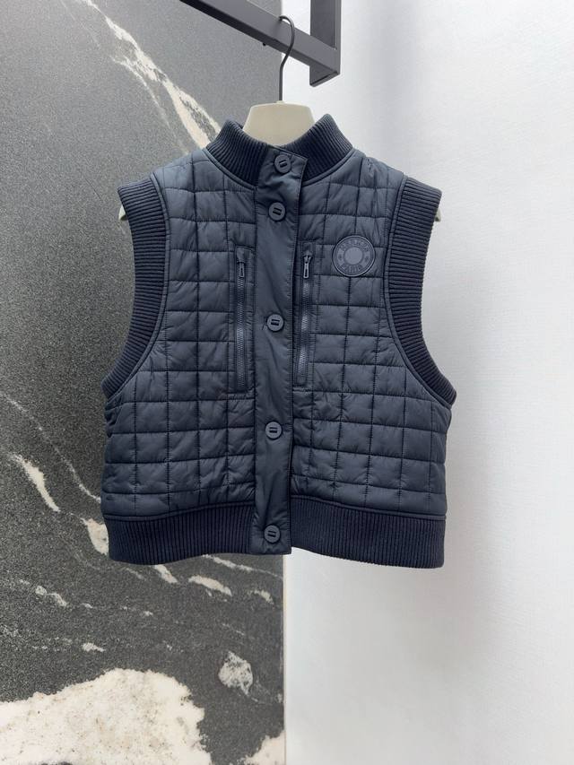 Her 25Ss 早秋新品立领格子棉服马甲 胸前经典Logo微标低调奢华 袖口与下摆罗纹 简约风休闲超好看穿上就是时髦精 单排扣版型轻松拿捏随性松弛感 保暖的同
