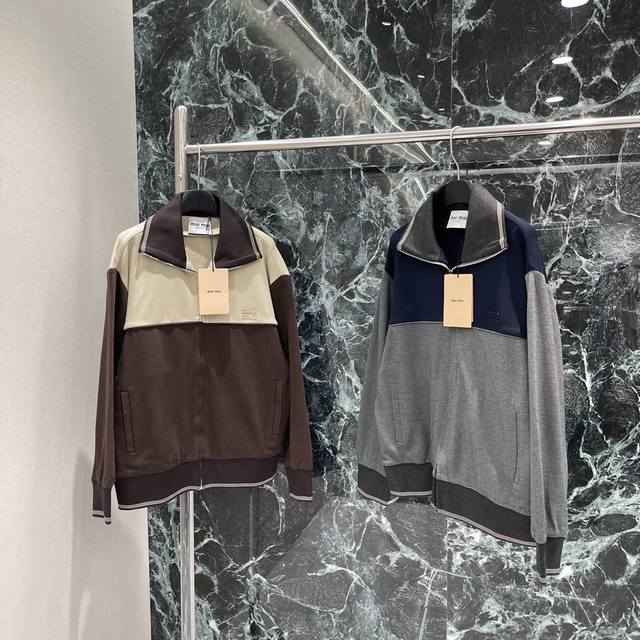 Miu 25早秋新款 美拉德色系拼接拉链外套 定制面料 拿到手有一定的分量感高克重面料密织拼接撞色设计领口饰有立体字母徽标设计定制五金辅料可搭配一系列裤子超级好