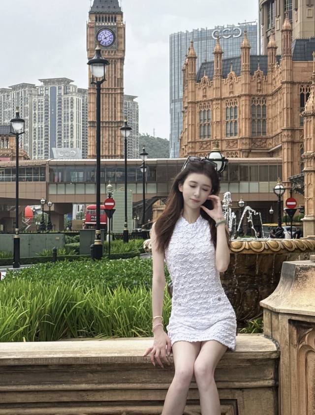 小香 25早秋新款 钩花圆领针织背心裙 手工编织钩花菱格工艺。进口纱线定制材料质感超赞 定制金属扣 小短款H版型不挑人版型上身高挑又显瘦两个色Sml