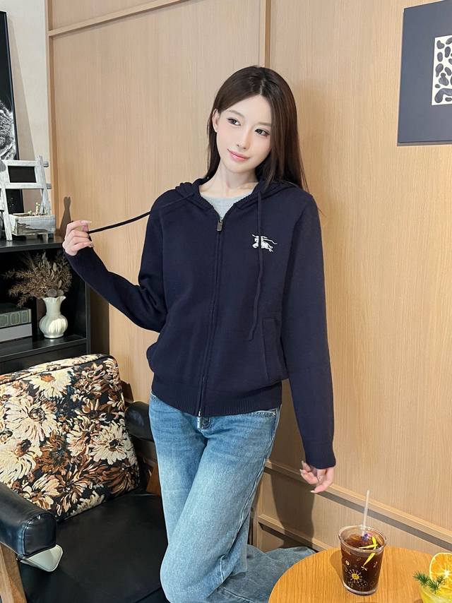 上新2025Bu*早秋新款连帽针织开衫，胸前经典小马标刺绣点缀，背后大Logo设计。羊毛材质 柔软舒适，拉链开衫款式连帽设计，包容身形穿搭时髦休闲。两色Sml
