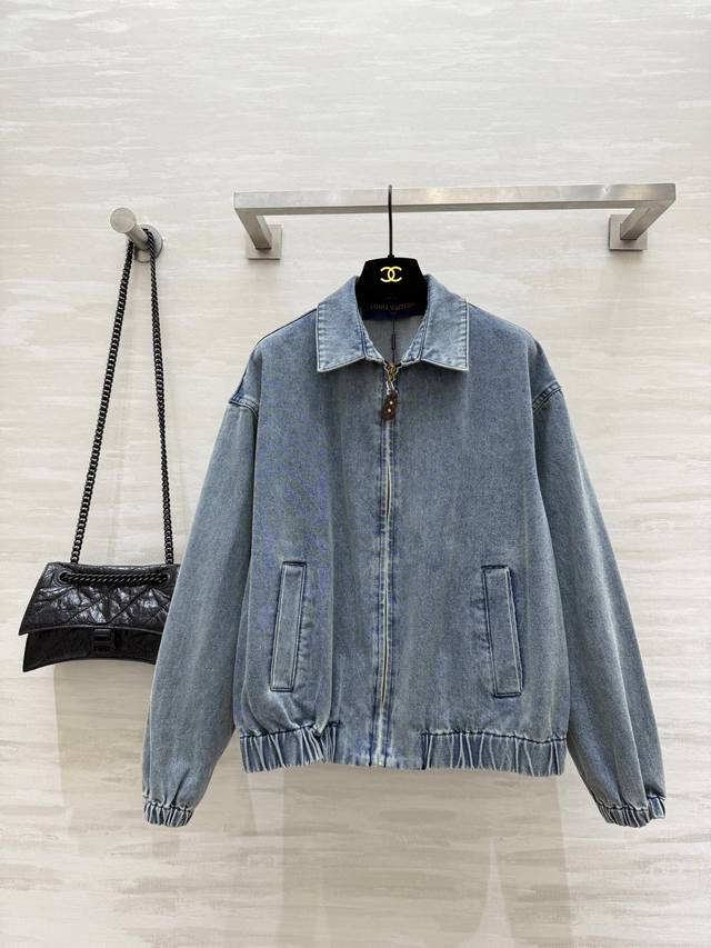 Lv2秋冬新款 宽松廓形夹克牛仔外套 摩登时髦 飒爽帅气 重工洗水做旧牛仔效果处理 高品质 现货来Size：S M L S码肩宽：52，胸围：114，衣长：57