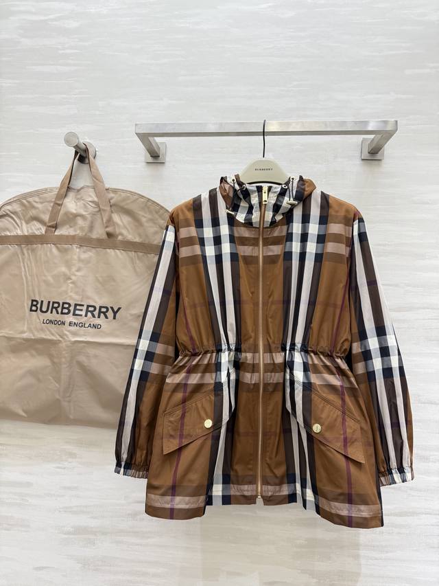 Burberr2秋冬新款 英伦风 连帽格纹收腰冲锋衣外套 定制面料质感挺括有型 高品质 现货首发 Size：S M L S码胸围：116，衣长：70