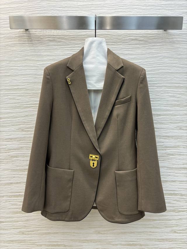 Sch家 翻领金锁扣西服外套 时髦感西装 百搭大气 充满腔调感 独一份时髦 廓形西装剪裁 袖口用不同的金锁扣装饰设计 细节感在线 袖子可以卷边挽起 低调吸睛 气