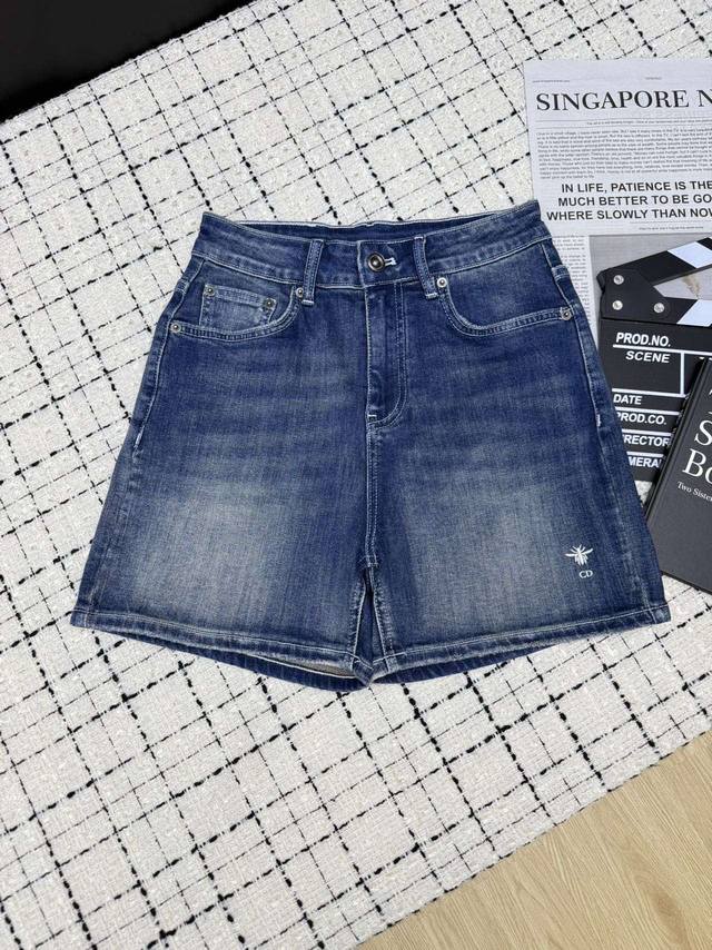 Dio*25Ss 刺绣Logo牛仔短裤 非常洋气的蝴蝶刺绣 天花板小热裤 特别好穿 夏天各种好搭配 包容性超级强 胖瘦都能驾驭而且久穿不变形 百搭单品 一色。2