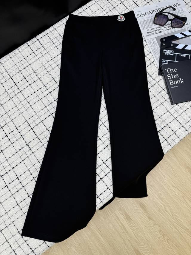 长腿神器 Monocle*25新款 腰部Logo装饰微喇裤子 超级显腿长 松紧腰设计 完美修饰腰型 提臀瘦腰 裤型是松弛的微喇剪裁 藏肉效果明显 采用进口棉质面