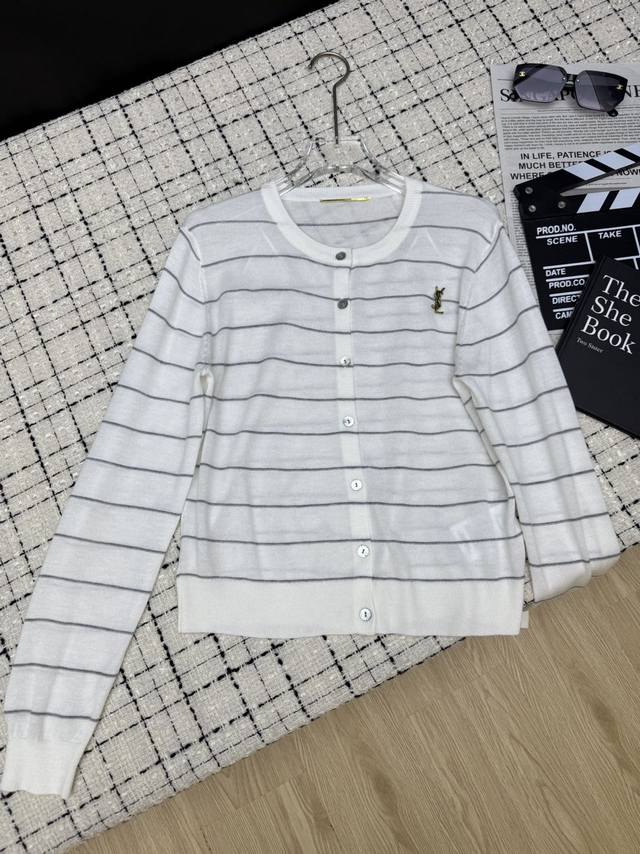 人手必备实穿款 极简老钱 Saint Laurent*25Ss 经典Ysl胸针针织开衫 不管是单穿或者内搭叠穿都很出色的一件 极简百搭 条纹设计 经典特别 日常