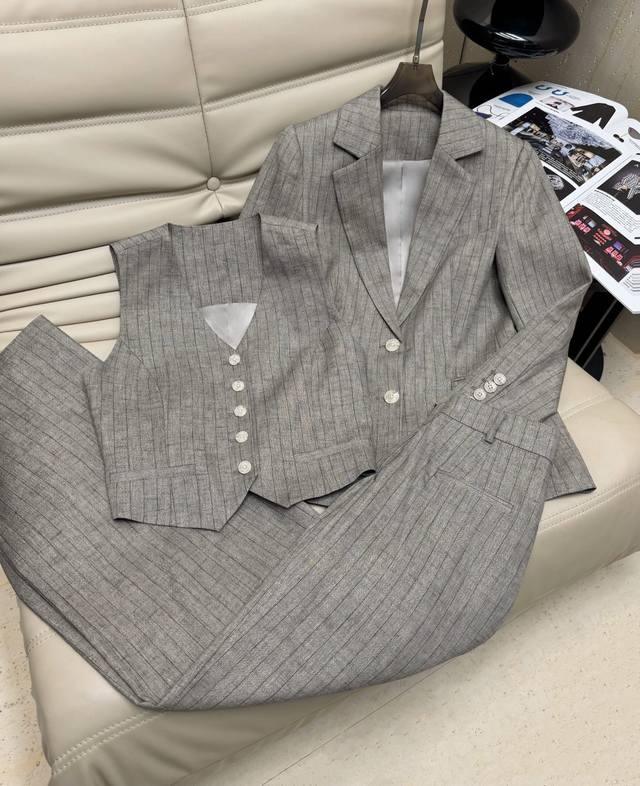 早秋简约通勤风休闲气质西装外套 都市老钱 高品进口亚麻金丝条纹西装 一套上身气场十足 Sml 马甲裤子套