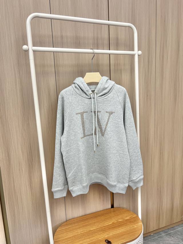 新品上架L*V驴牌 2025秋冬系列 不得不说这款卫衣是真好看啊 这个面料也是元版开发定制的 采用380克重的双股色卫衣面料～ 秒杀市面的那种普通面料 看得见的