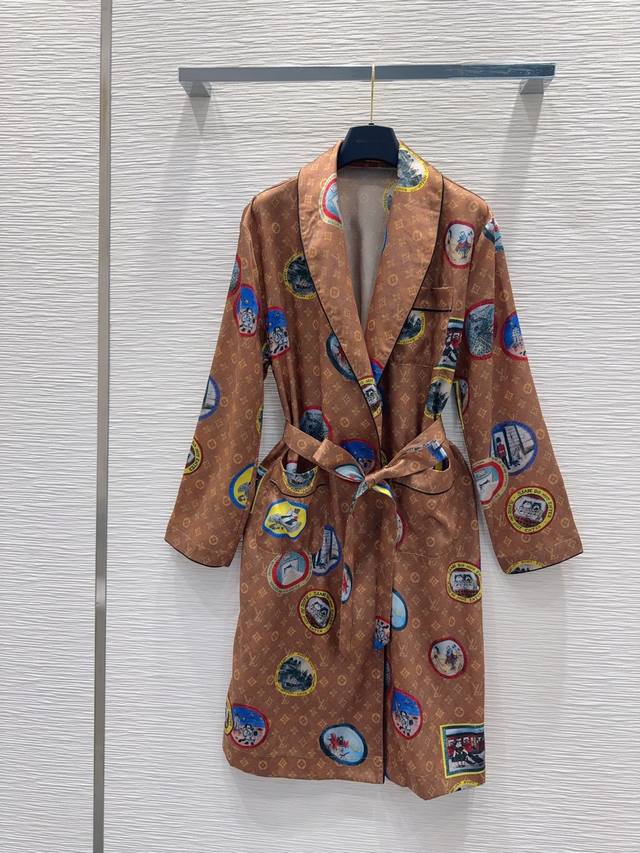 Louis Vuitto*2025Fw新款睡袍 渗透印花 贵族复古风睡衣家居服 居家贵妇太太 衬衫搭配橡筋直筒裤！低调奢华高级！搭配立体捆边点缀勾勒出优雅的气质