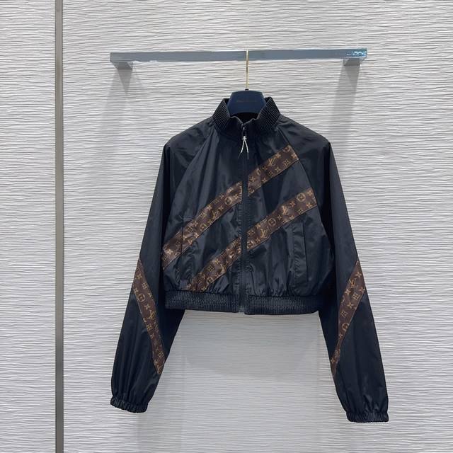 Louis Vuitto*2025Fw新款外套 火箭速度出品！整件立体剪裁 全方位精致做工 上身超级遮肉显瘦 穿出清爽时髦的高级感 日常优雅又时髦巨百搭 颜色很