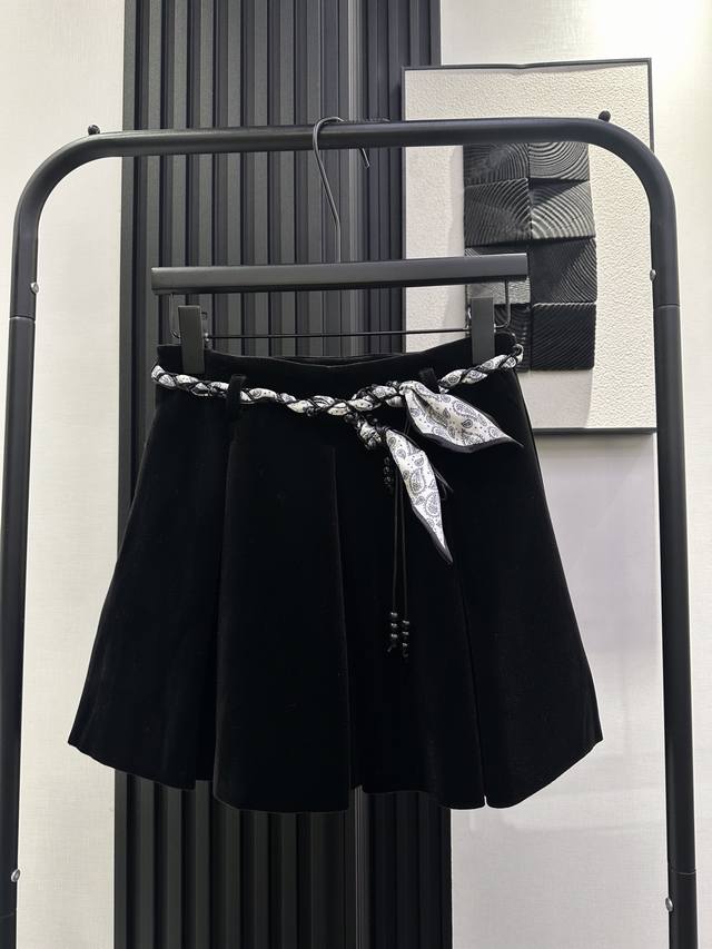 Dior 迪奥-新款 丝巾腰带丝绒高腰百褶裙 A版裙型 面料质地细腻柔软 穿着非常舒适 超显身材气质 无论是手感还是上身效果都非常出色 单色 Smlxl