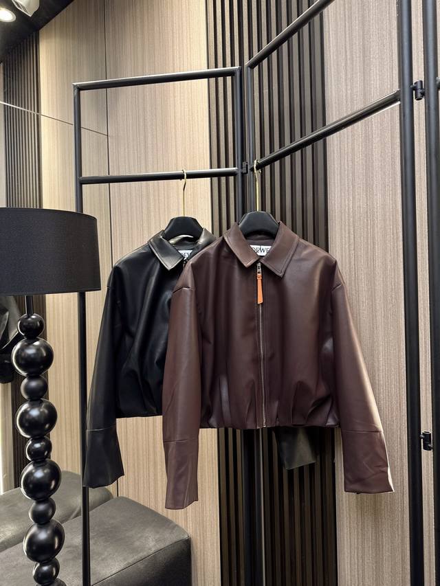 Loewe 2025秋冬新款 风格演绎！精选Pu皮材质拉链外套，独特别致的下摆压褶设计搭配利落翻领，诠释都市女性摩登魅力。两个色Sml