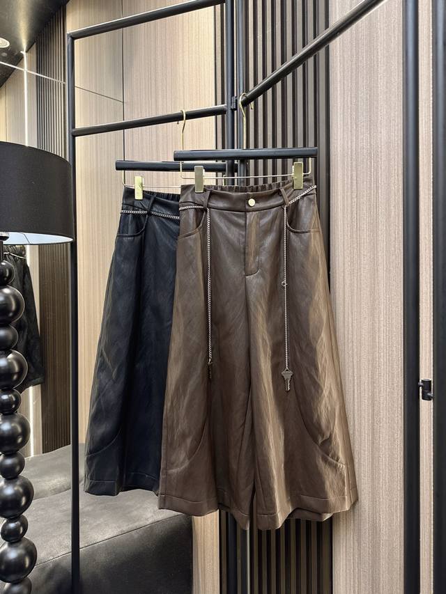 Loewe 2025秋冬新款 设计感Pu皮钥匙链腰带七分裤！ 高级哑光皮质 金属链条装饰腰头 直筒剪裁修饰腿型 七分长度显高神器 搭配T恤 衬衫瞬间提升穿搭Le