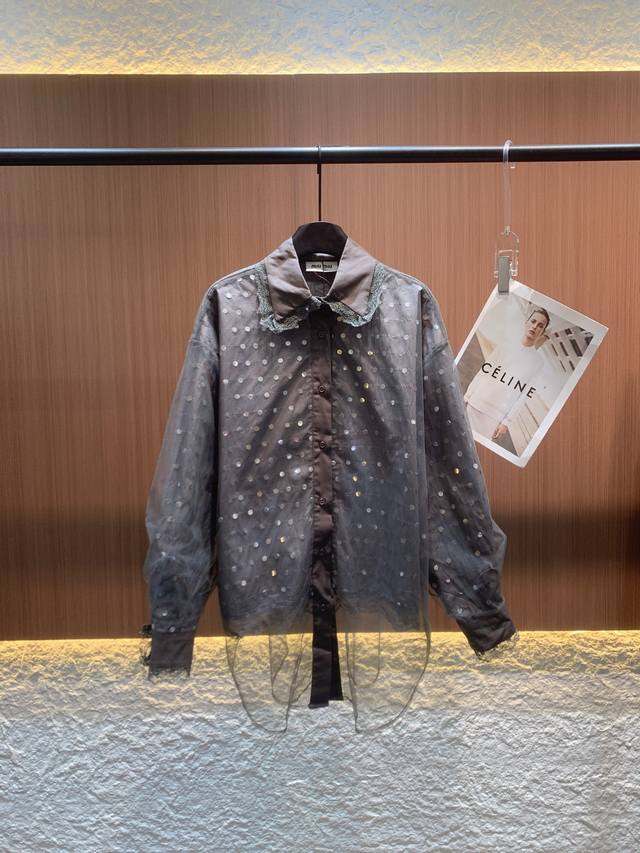 Miumiu 2025秋季新款 长袖翻领衬衫化身浪漫载体，领边与袖口拼接复古蕾丝花边，颠覆常规的翻领衬衫，以内外双层透视网纱构筑朦胧美感，匠心独运的三层结构中，