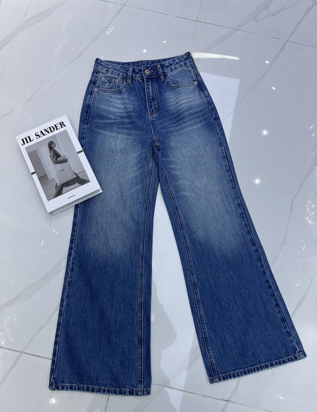 细节实拍 Loew* 早秋直筒喇叭裤 独家高版出品！采用牛仔进口棉 柔软舒适 今年大火阔版喇叭版型很好看 宽松松弛又设计感满满 很美式酷Girl既视感 一年四季