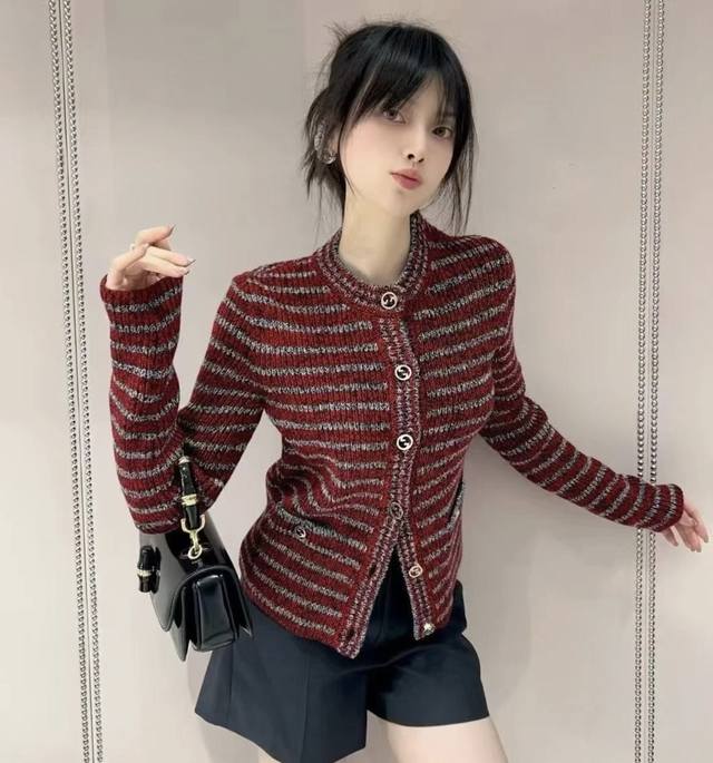 Gucc*新款高端定制羊绒羊毛混纺纱线撞色条纹修身显瘦系扣圆领长袖针织衫上衣！ M码：肩宽36，胸围90，袖长64，衣长56
