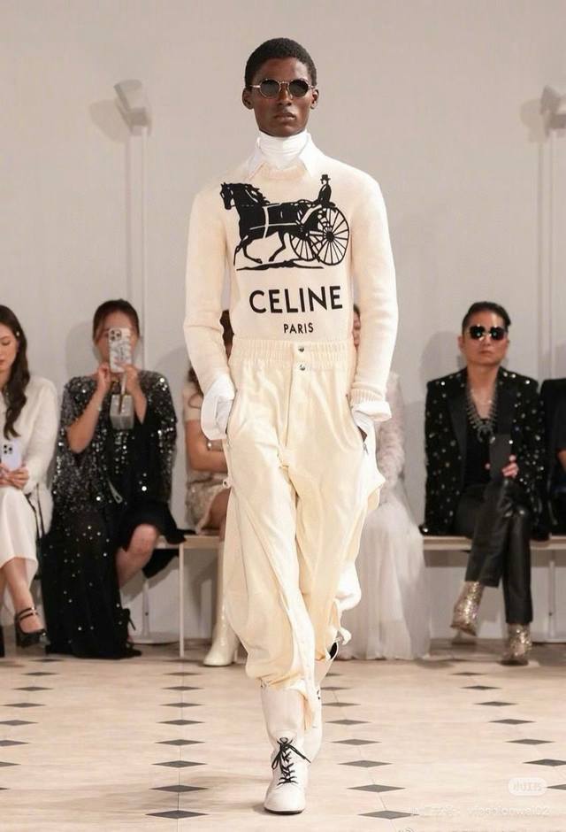 Celin*新款高端定制 胸前字母Logo人物小洋车图案印花时尚百搭套头长袖短款针织衫上衣！杏色、黑色、 M码：肩宽36，胸围90，袖长62，衣长50