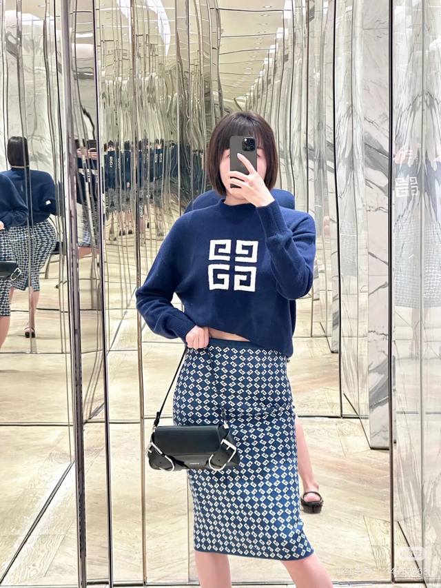 套装 、上衣 、裙子 Givench*Y纪梵家新款 高端定制通体字母提花修身两件套装！圆领短袖套头短款针织衫上衣高腰包臀后开叉中长针织裙半身裙！藏蓝色， M码：