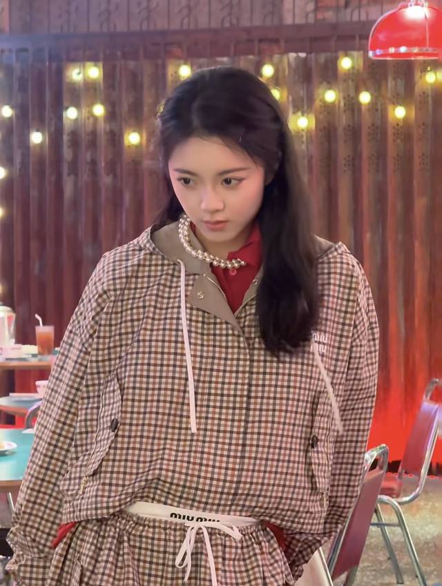 外套 、半裙 Miumi*缪家新款 气质时尚格子套装！原版字母Logo拉链压扣门襟宽松百搭长袖连帽短外套松紧腰拉链口袋A字短裙半身裙！ M码：肩宽59，胸围12