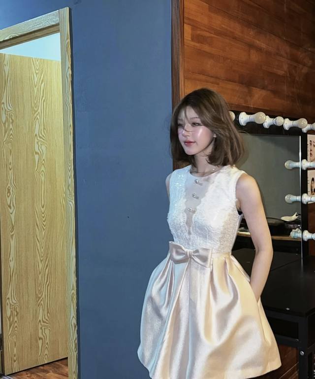 Miumi*缪家新款 明星赵露思同款、独家高端定制富家千金大小姐气质淑女重工珠片蕾丝拼接压褶蓬蓬裙摆收腰显瘦宴会礼服连衣裙！ S码：胸围84，腰围66，裙长80