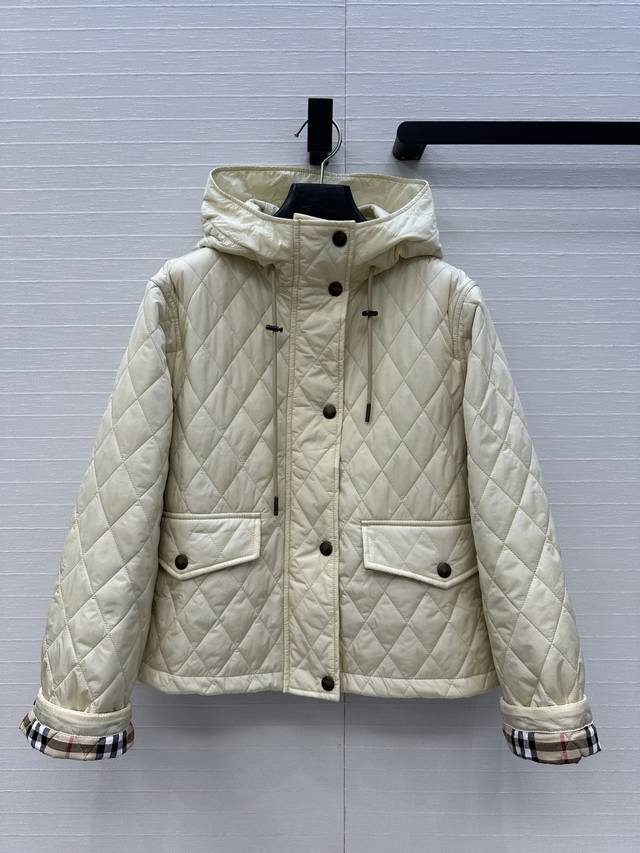独家首发 原单品质Burber*25新品柜柜热门款菱形绗缝连帽棉服外套。灯芯绒元素翻盖口袋细节设计，小短款经典版型演绎秋冬叠搭造型保暖神器！减龄少女百搭又帅气！