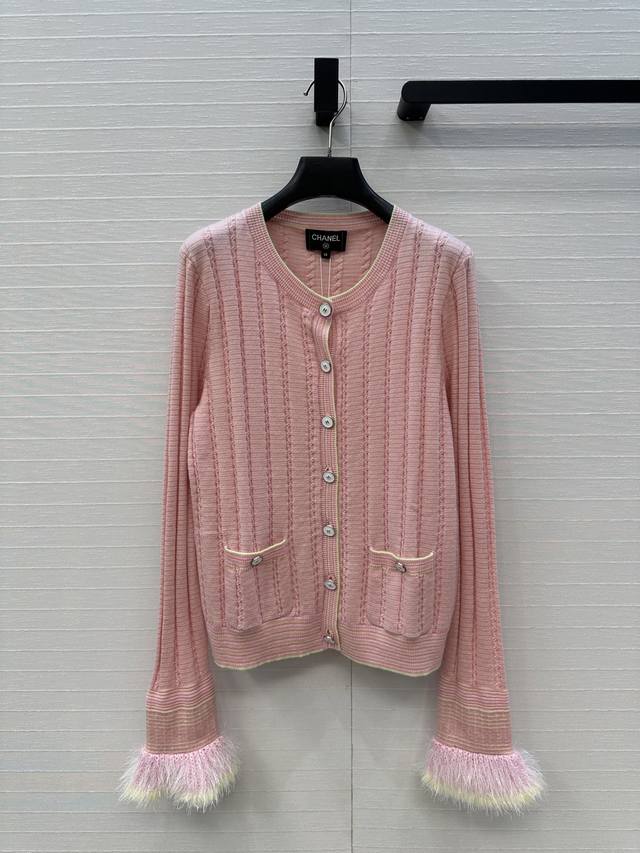 独家首发 高端原单品质，Cha *25B新品！白月光粉色针织圆领小开衫，公主风毛绒装饰荷叶边袖口设计百搭减龄又时髦！进口纱线质感细腻舒适，修身版型不挑人上身巨显