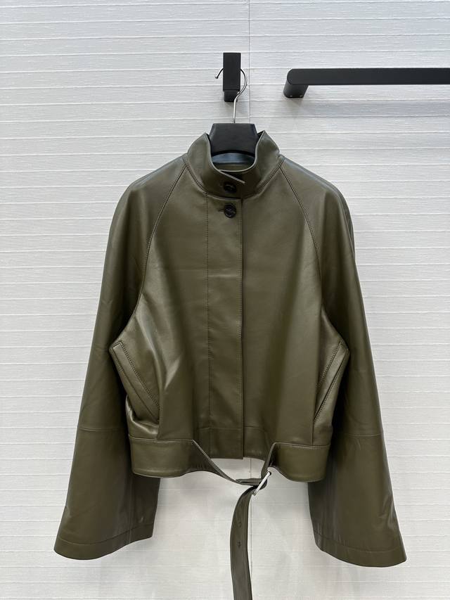 独家首发高端品质，Lw复古摩登时髦立领夹克皮衣！调节扣束腰短款立体剪裁插肩袖设计看似简单版型超重工！顶级进口100%小羊皮，皮质肉感油润柔软又细腻！复古美式经典