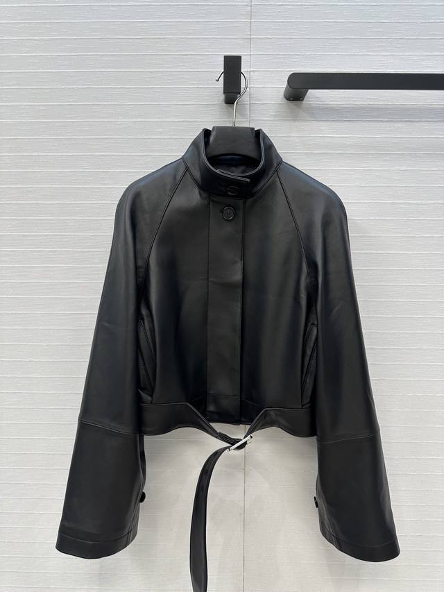 独家首发高端品质，Lw复古摩登时髦立领夹克皮衣！调节扣束腰短款立体剪裁插肩袖设计看似简单版型超重工！顶级进口100%小羊皮，皮质肉感油润柔软又细腻！复古美式经典
