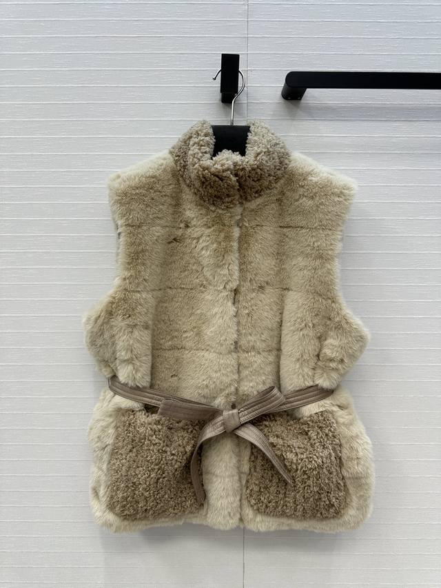 爆款推荐 Moncl*25新品环保皮草泰迪马甲羽绒服，奶呼呼的毛绒触感，气质H版型系腰带设计慵懒松弛即显腰线！减龄少女风穿搭，进口机压线工艺立体剪裁，国标羽绒填