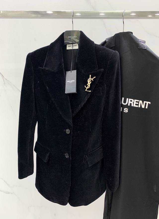 百搭灯芯绒亮丝黑色外套 Ysl 灯芯绒外套，独特质感，亮丝与灯芯绒的完美结合，既有复古的韵味，又不失现代的时尚感。在灯光下，那些细腻的亮丝仿佛在跳跃，让整件外套