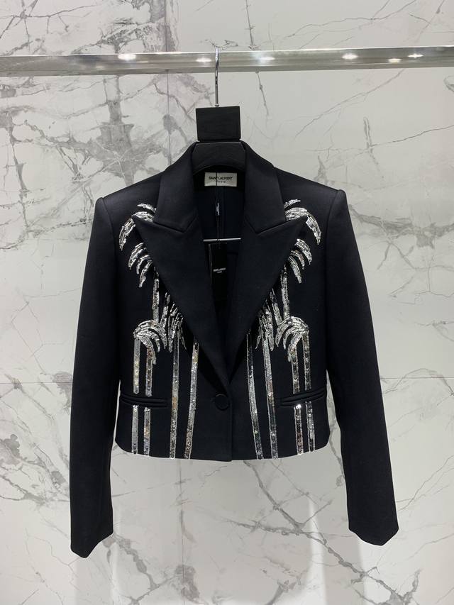 圣家椰树西服外套。爆款出货 重工手工刺绣 Ysl椰树西服外套，穿上它你就是街头最靓的崽！ 面料羊毛斜纹摸起来超级舒服，而且剪裁超级合身，穿上它你就是那个走路带风