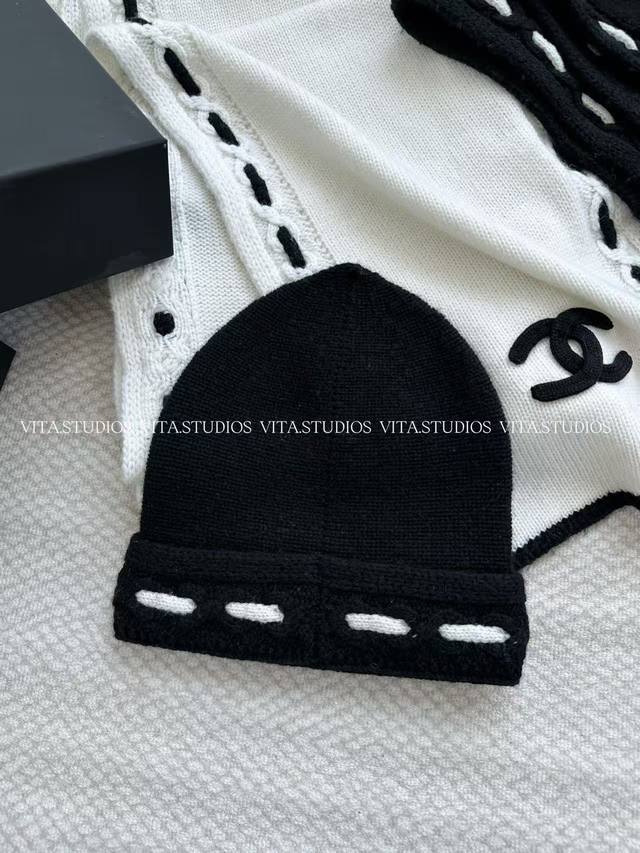 爆款现货 手工重工钩花黑白Logo字母刺绣冷帽 采用羊毛羊绒混纺面料 5针进口机做挂毛、扭绳工艺，进一步提升了质感与保暖性。 重工钩花搭配麻花边设计。黑白配色经