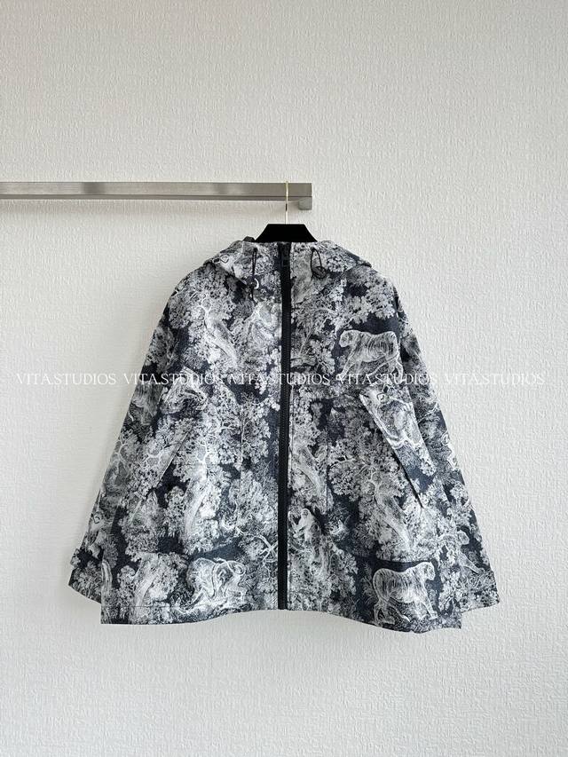 爆款少量现货 茹伊印花图案冲锋衣外套 采用定制塔夫绸提花科技面料，质感挺括 细腻纹理 复古图案，又潮又高级，经典配色，搭配同系列裤裙 ，减龄可人，不失精致感的休
