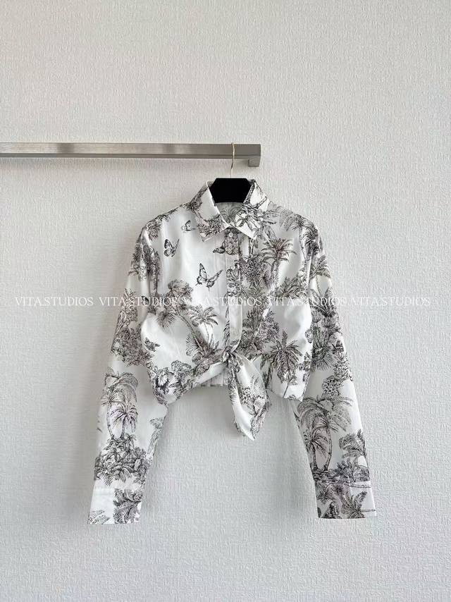 新品预售 印花打结衬衣 甄选丝绵纺材质，巧妙融合了丝绸的柔滑细腻与棉的舒适透气 ， 珍稀面料，尽显质感，舒适与优雅并存，白色为底色，搭配榛果色印花图案， 栩栩如