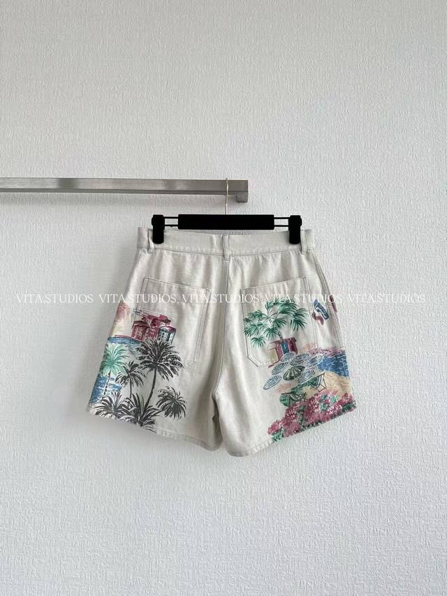 爆款现货 印花高腰短裤 采用亚麻棉面料，亚麻的透气清爽和棉料的柔软亲肤。 数码直喷印花工艺运用38种色彩，将海岛度假风情图案栩栩如生地呈现，棕榈树、海滩、遮阳伞