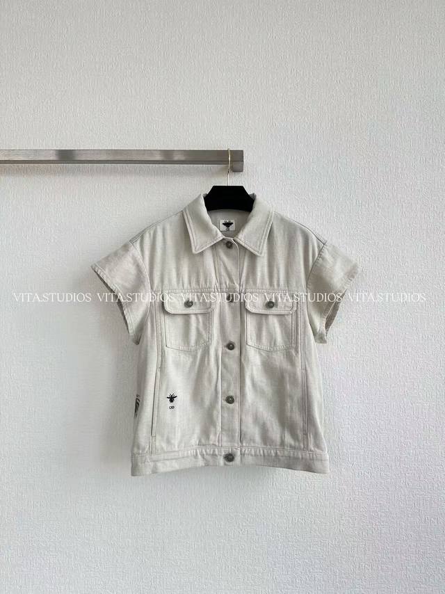 爆款现货 彩绘沙滩度假海岛印花牛仔马甲 采用亚麻棉面料，结合洗水工艺，赋予了马甲独特的质感与复古韵味，还具备良好的透气性和吸湿性。数码直喷印花工艺，运用19个色