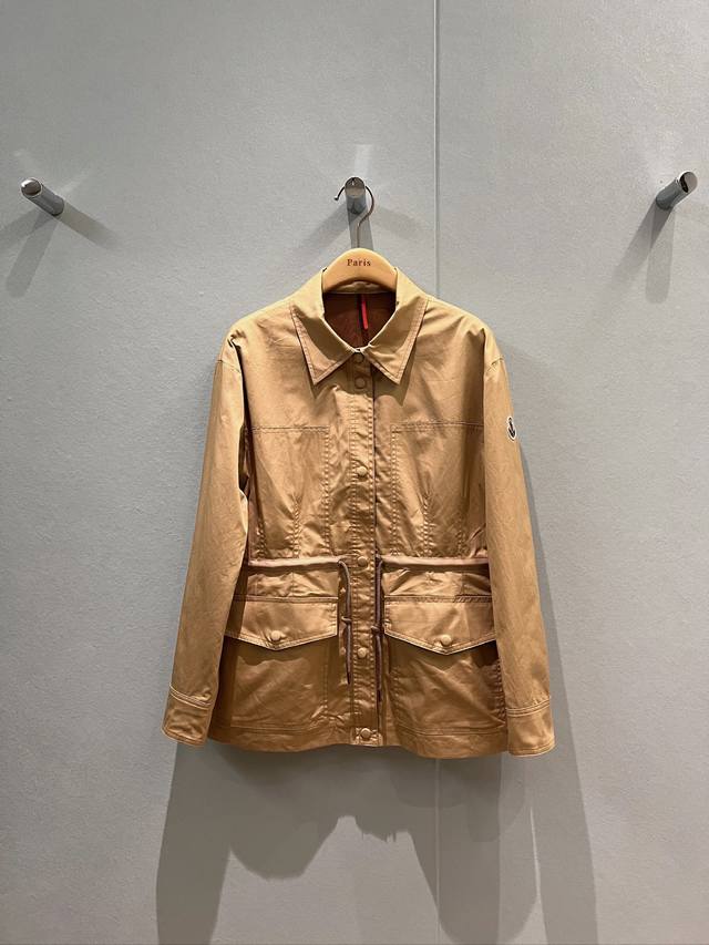 新款来袭 蒙口翻领收腰设计衬衣式外套两侧翻盖口袋装饰 宽松休闲 腰围可抽绳调节 收腰修身 经典Logo袖标装饰 五金配件开模 时尚百搭 宽松减龄 Sml