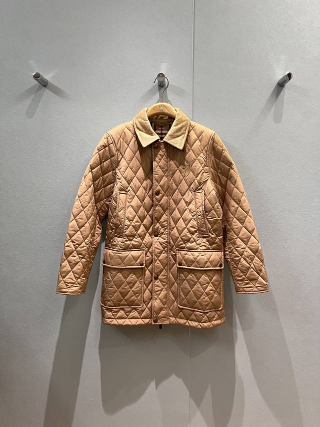 秋冬冲冲灯芯绒领菱格棉服外套 中长款 胸前刺绣徽章Logo 经典格纹内衬 开模五金配件排扣设计 两侧翻盖大口袋 学院风休闲减龄 黑色卡其 S-Xl