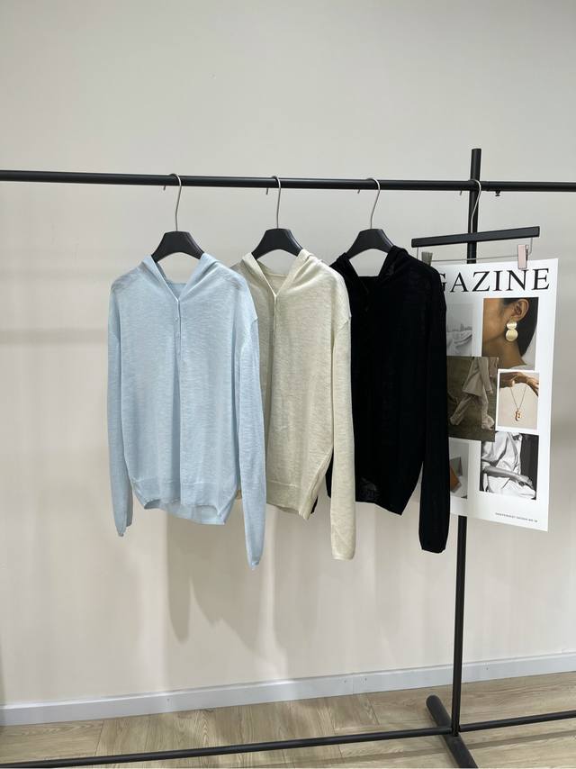 之禾三色连帽单排扣开衫 ，面料：粘胶纤维 颜色：浅蓝、米杏色、黑色 2025年秋季新款连帽纯色开衫 面料触感柔软透气气，亲肤不扎 适配敏感肌，四季穿着舒适！ 连