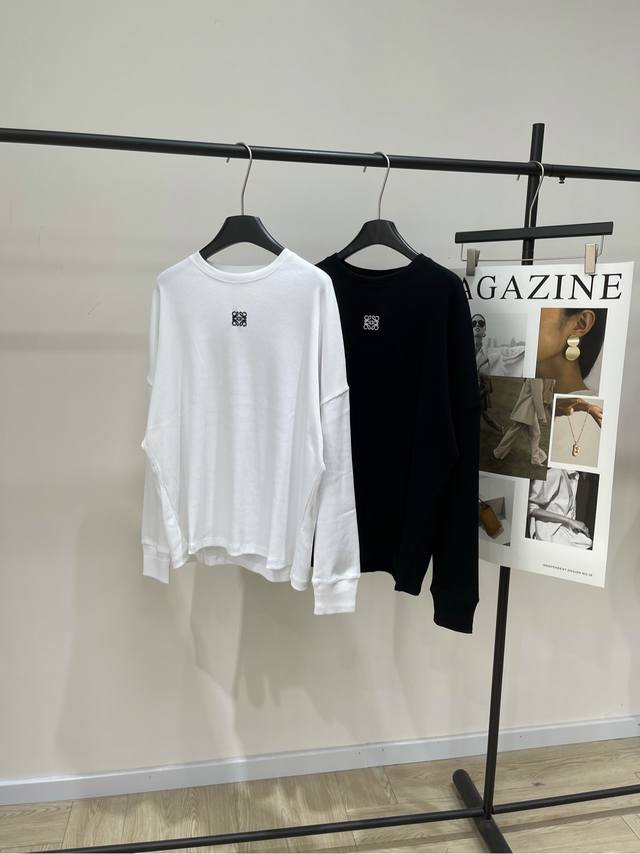 Loe黑白绞花刺绣宽松长袖T ，面料：棉氨纶 颜色：白色、黑色 Loewe限定 这套松弛感拉满了吧 Oot D罗意威今年出的小刺猬系列真的乖惨！！ 寓意也很好既