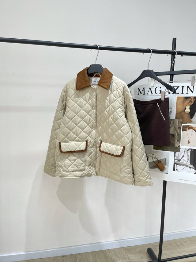 M杏色咖领格子棉服外套 ，面料：聚酯纤维棉 颜色：杏色 *｜菱格翻暗扣长款外套 25Ss早秋新款上新！ 经典夹克的重新诠释 这款宽松夹克 以轻盈质感和柔软的Ov