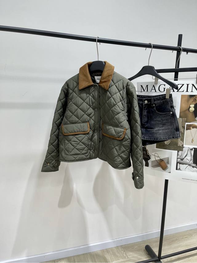 M军绿色格纹棉服外套 ，面料：聚酯纤维棉 颜色：军绿色 *｜军绿色菱格暗扣短款外套 25Ss早秋新款上新！ 这款夹克重新诠释经典棉服 以轻盈的重量和柔软的宽松版