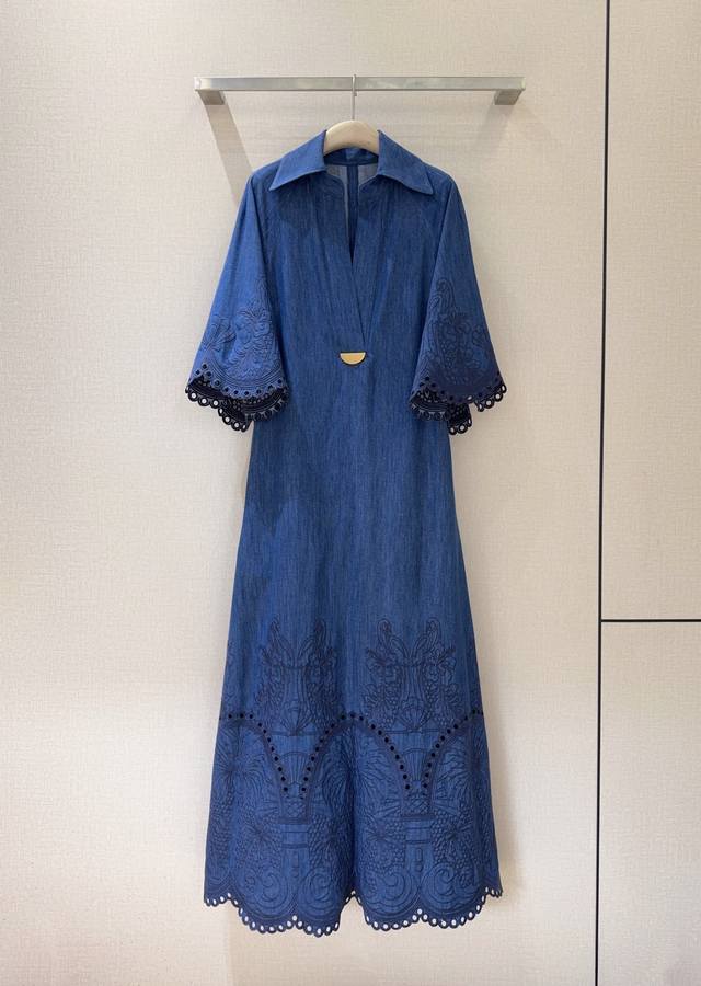 Zimmerm*A*N*N新品上架啦 刺绣牛仔连衣裙，选用牛仔面料制成，采用经典V领，运用连肩中袖，袖口有刺绣和镂空花边装饰，裙身也有精致刺绣及下摆镂空花边，中