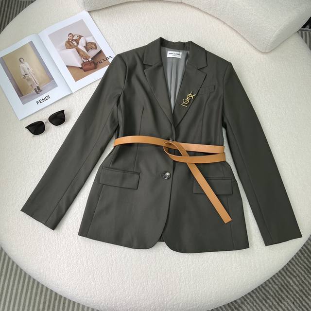 巨时髦有型 胸针系皮带设计西装外套 比常规西装要显气质得多 没有风格限制 高级定制的灰绿色色系 上身轻松抬气质有范 小廓形剪裁 采用精纺羊毛面料 胸前精致的字母