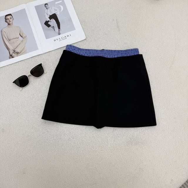Miu 25春夏 格纹拼接假两件设计半裙 藏蓝色非常好看 休闲时髦又有高级感 运动休闲洋气减龄 腰间格纹撞色设计 可盐可甜甜美感 内衬防走光的打底裤设计 细节感