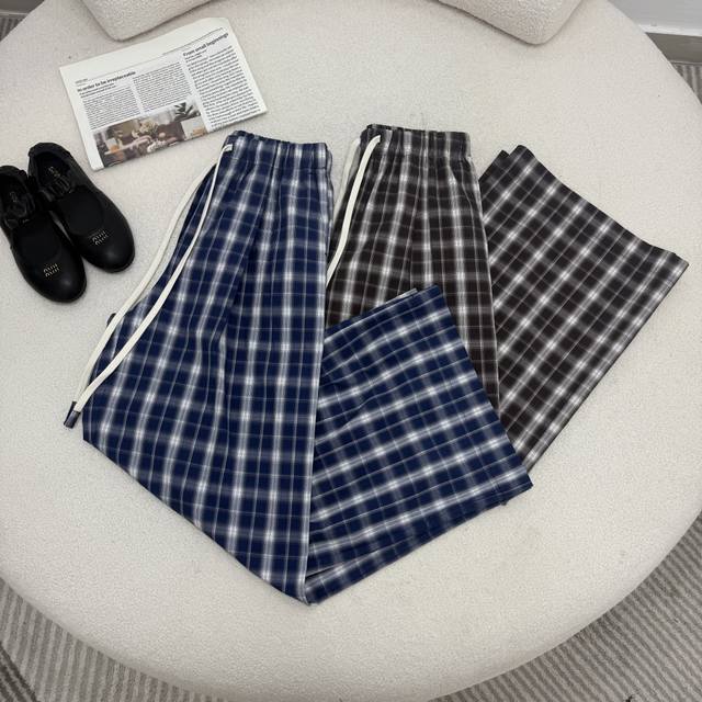 休闲范儿 小众 25春夏 复古休闲格纹阔腿裤 时髦休闲的单品 阔腿直筒裤型 兼顾颜值和实用性 修饰腿型轻松显瘦 完全不挑身材 时髦感也满分 面料轻薄垂坠 轻盈不