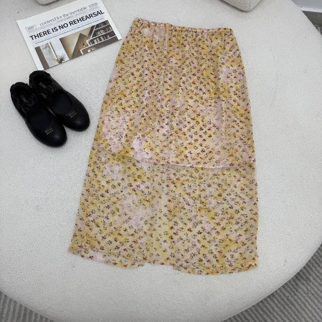 超美的半裙 小众 25春夏新品 淡粉色小碎花印花图案半裙 夏日不可缺少的淡粉小碎花 轻松穿出俏皮的少女感 夏日感满满 优雅时髦 包臀过膝的版型 上身搭配T恤衬衫