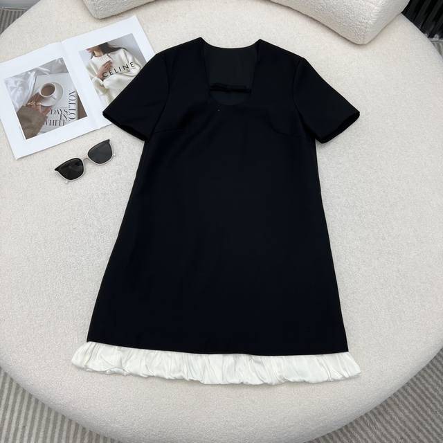 绝美连衣裙 小众设计春夏 小众设计款 真是万年经典的小黑裙 宽松A摆设计不挑身材 领口长U型修饰 小蝴蝶结点缀 主要是加了袖子手臂有掰掰肉的姐妹必收 裙摆拼接微
