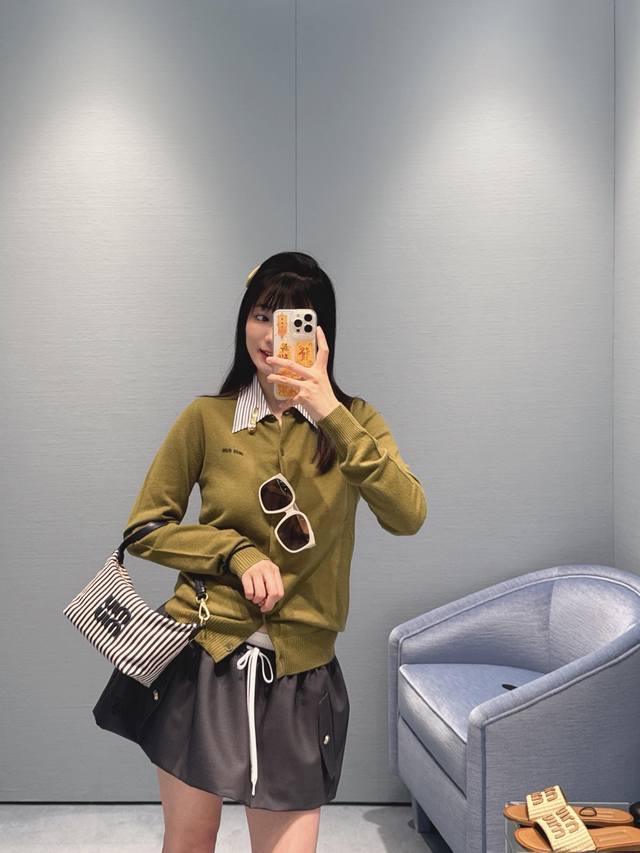 Miu25早秋新款 字母提花衬衫领针织开衫定染羊绒羊毛材质橄榄绿上身提亮肤色，太好了十拿十补高板本Sml