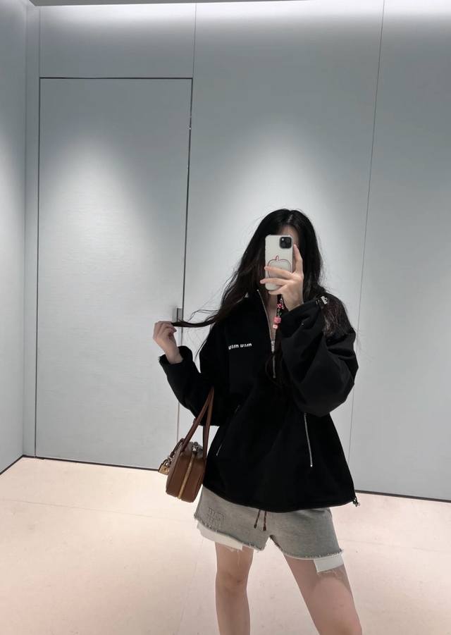 Miu25新款半拉链卫衣 这款半拉链的卫衣会更加的随意慵懒 面料舒适柔软但整体版型挺阔 半拉链领口跟下摆抽绳可以随意调节变换造型 侧口袋容量都很大满足日常需 整